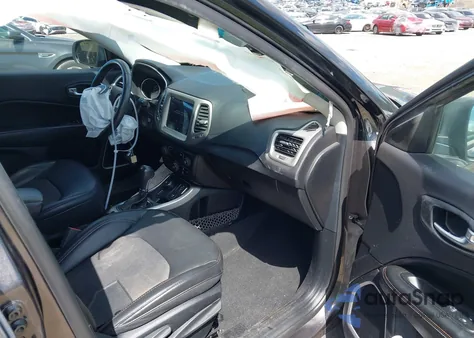 2018 Jeep Compass Latitude 4X4 z USA, uszkodzony, nr VIN 3C4NJDBB8JT245724